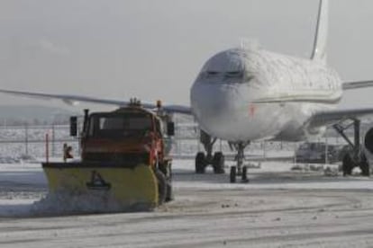 Una máquina quitanieves trabaja en el aeropuerto de Bale-Mulhouse, en el este de Francia. EFE/Archivo