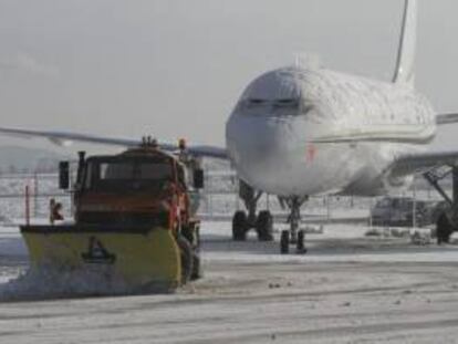 Una máquina quitanieves trabaja en el aeropuerto de Bale-Mulhouse, en el este de Francia. EFE/Archivo