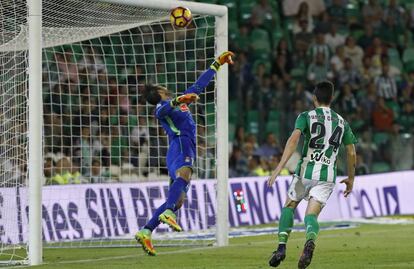 Parada decisiva de Diego López en el partido contra el Betis.