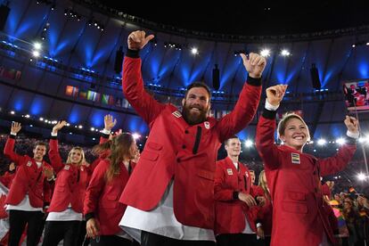 Los miembros de la delegación del Canadá durante la ceremonia de apertura de los Juegos Olímpicos de Río 2016 en el estadio Maracaná de Río de Janeiro.