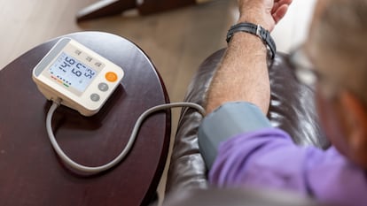 Dispositivos recomendados por cardiólogos para controlar regularmente posibles arritmias desde casa. GETTY IMAGES.