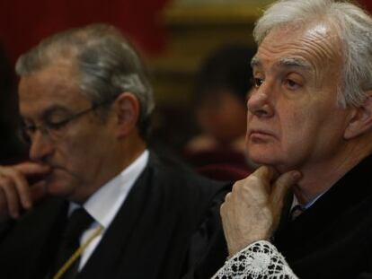 José Manuel Sieira (a la derecha), magistrado de la Sala Tercera del Supremo.