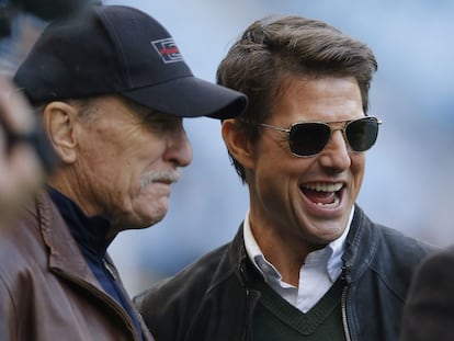 Los actores Robert Duvall y Tom Cruise en el estadio del City para ver el derbi.