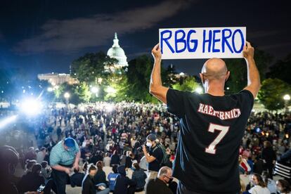 Decenas de personas se reúnen en el exterior del Tribunal Supremo de los Estados Unidos en Washington para rendir homenaje a la fallecida juez Ruth Bader Ginsburg.