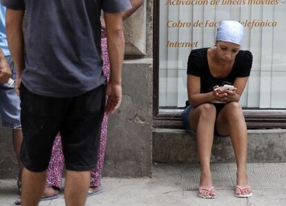 Una mujer utiliza su móvil en las calles de La Habana 