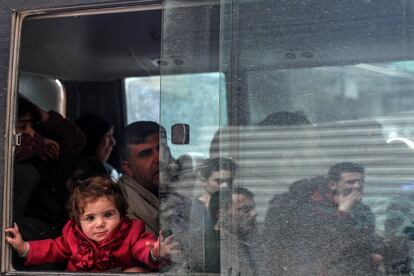 Una ni?a observa al fotgrafo a bordo de un autobs durante el segundo da de la evacuacin de Duma (Siria), el 14 de marzo de 2018. 