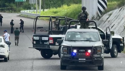 Autoridades custodian la escena en la carretera Poza Rica-Cazones en Veracruz, el 4 de agosto 2025.