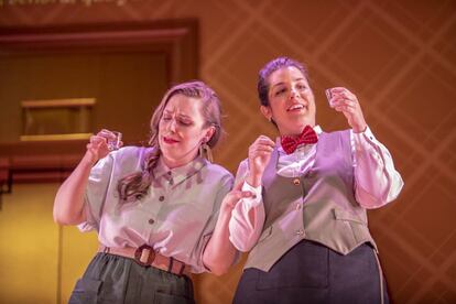 Cristina Toledo (Carlotta) y Carol García (Lisetta) en su dúo del segundo acto de la ópera.