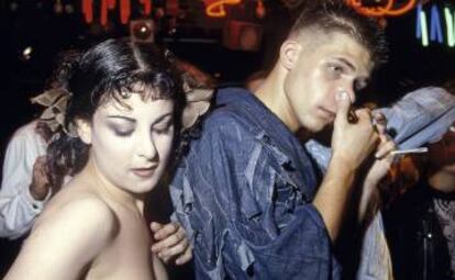 El crédito de esta foto solo incluye el nombre de la chica, Beth, por una cuestión de narices fácil de entender. Fue tomada en 1986 en el club Vive l’Anarchie, una fiesta tan secreta que no hemos encontrado ni un solo dato sobre ella en Google.