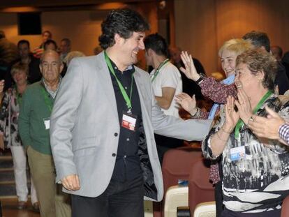 Pello Urizar saluda a los militantes y simpatizantes del congreso nacional de EA.