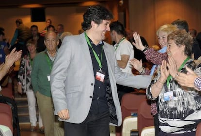 Pello Urizar saluda a los militantes y simpatizantes del congreso nacional de EA.