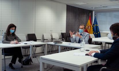 Pedro Duque, ministro de Ciencia e Innovación, aprovechó este miércoles un encuentro mantenido con investigadores para pedirles que no compitan entre ellos y compartan información. El objetivo, afirmó, es dar cuanto antes con soluciones.