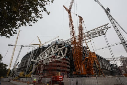 Grúas de gran tonelaje operando en la reforma del estadio Santiago Bernabéu.