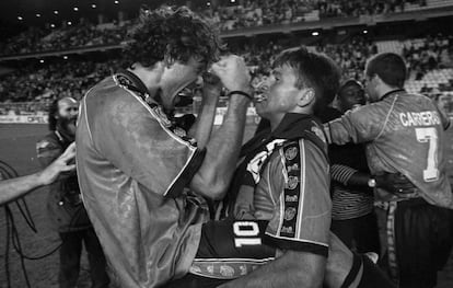 Jugadores del RDC Mallorca celebran el ascenso a la máxima categoría al fin de la temporada 1996/1997 en el campo del Rayo Vallecano.