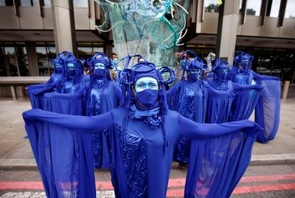 Miembros del grupo Ocean Rebellion asisten a una protesta de Extinction Rebellion, en Londres (Reino Unido).