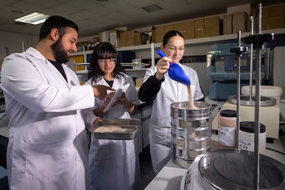 Alumnos del Grado Medio de Fabricación de Productos Cerámicos y el Grado Superior de Desarrollo y Fabricación de Productos Cerámicos del IES El Caminàs de Castelló en la planta de producción en el Espai Labora, donde se imparte.