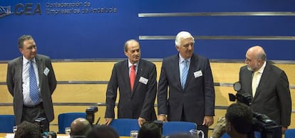 Santiago Herrero (segundo por la derecha) y Antonio Carrillo (a su izquierda), en un acto de la Confederación de Empresarios de Andalucía.