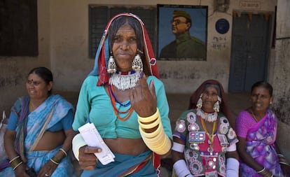 Una mujer india se dispone a votar este jueves en la ciudad de Hyderabad, al sur del país.