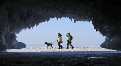 En verano, los turistas pueden acceder al lugar en barco pero en invierno el acceso solo es posible cuando el hielo es suficientemente grueso y estable, algo que no ocurre cada año. En la imagen, unos turistas con su perro se pasean por el Lago Superior congelado por la ola de frío que golpea el norte de Estados Unidos, Wisconsin.