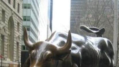 El toro de Wall Street, símbolo del optimismo, agresividad y prosperidad financiera, creado tras la crisis bursátil de 1987 como símbolo del poder de los estadounidenses.