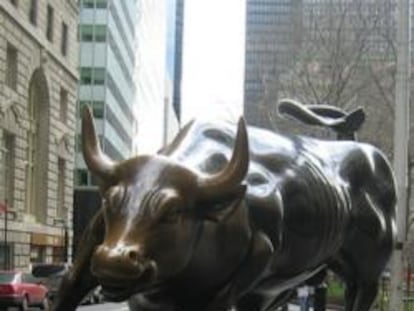 El toro de Wall Street, símbolo del optimismo, agresividad y prosperidad financiera, creado tras la crisis bursátil de 1987 como símbolo del poder de los estadounidenses.