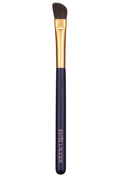 Estée Lauder te propone este pincel para aplicar la sombra de ojos. Cuesta 20 euros aprox.