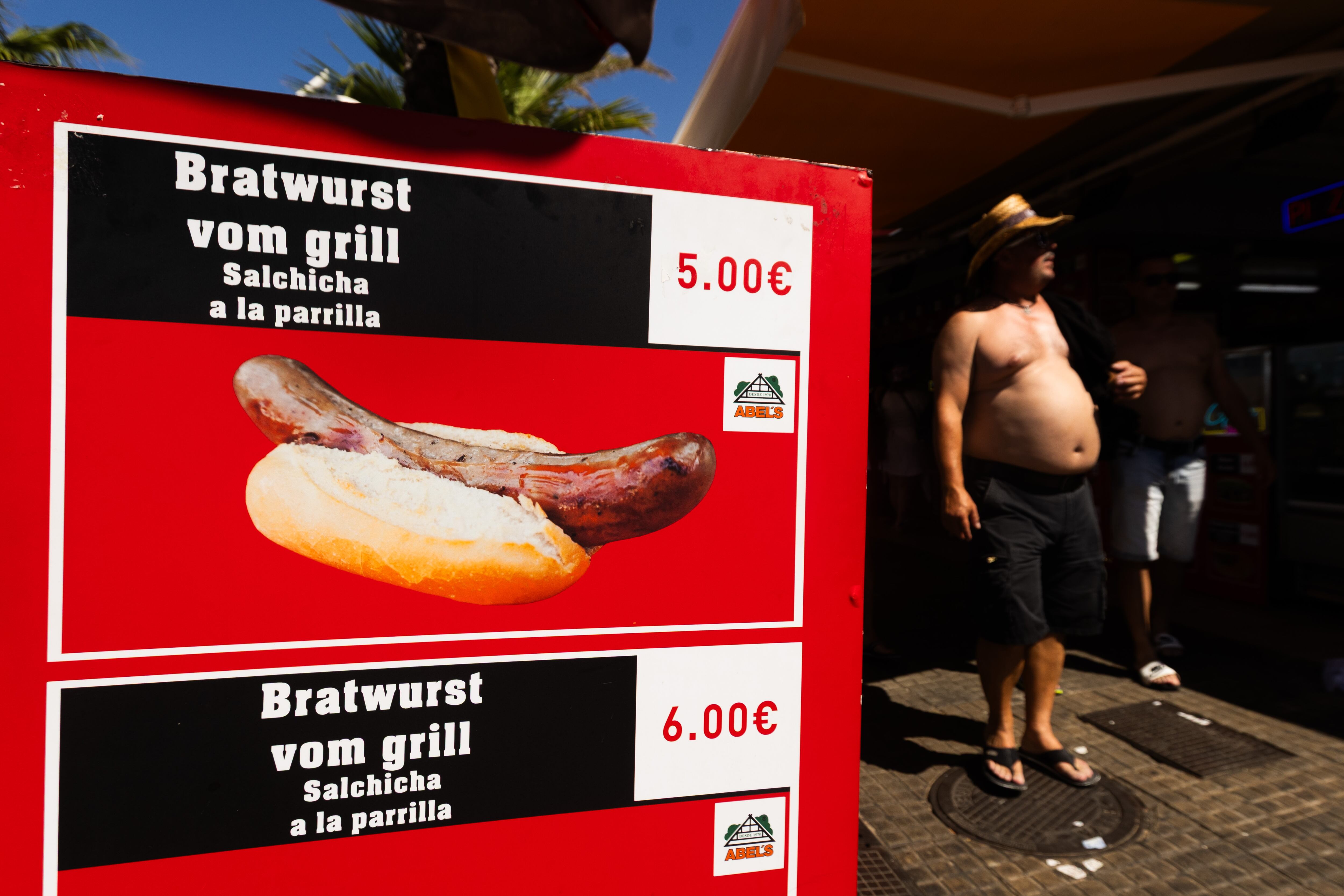 Letrero de una tienda de salchicas alemanas en Playa de Palma, en Mallorca, este verano.