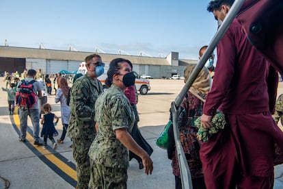 Llegada a la base de Rota del contingente de 400 refugiados afganos evacuados por las tropas de EE UU.