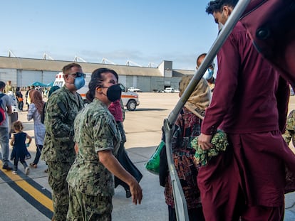 Llegada a la base de Rota del contingente de 400 refugiados afganos evacuados por las tropas de EE UU.