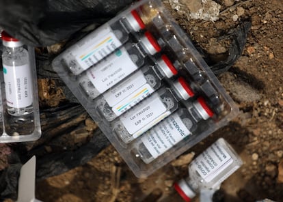 Algunos de los viales caducados de AstraZeneca que ha destruido Nigeria.