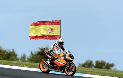 Marc Márquez enarbola la bandera española tras proclamarse campeón del mundo de Moto2 en el circuito australiano de Phillip Island.