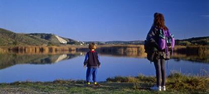 Dos excursionistas frente al Mar de Ont&iacute;gola en Aranjuez.