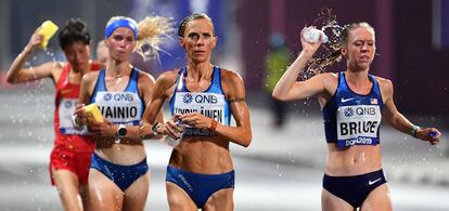 La atleta finlandesa Anne-Marie Hyrylainen (en el centro), durante la carrera.