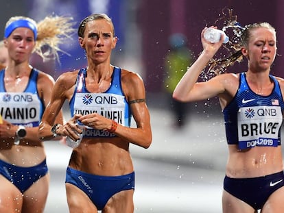 La atleta finlandesa Anne-Marie Hyrylainen (en el centro), durante la carrera.