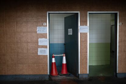 Exterior de los baños en la estación de autobuses de Valladolid, cerrados por obra para mejorar sus instalaciones.