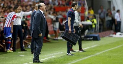 Benítez da instrucciones a sus jugadores en El Molinón.