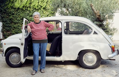 Teresa Muga, 78 años, luciendo “su” jersey junto al coche con el que acude todos los días a un centro de acogida.