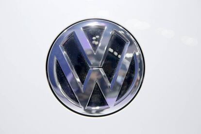 El logo de Volkswagen en un coche