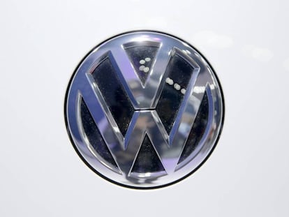 El logo de Volkswagen en un coche