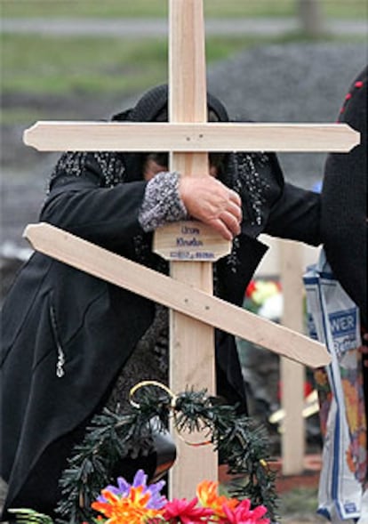 En Beslán se suceden las escenas de dolor en un enorme cementerio improvisado.