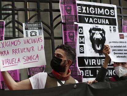 Un grupo de personas se manifiesta para exigir vacunas contra la viruela símica afuera de la secretaría de Salud, el 26 de julio de 2022, en Ciudad de México (México).