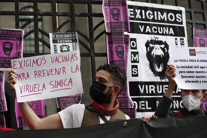 Un grupo de personas se manifiesta para exigir vacunas contra la viruela símica afuera de la secretaría de Salud