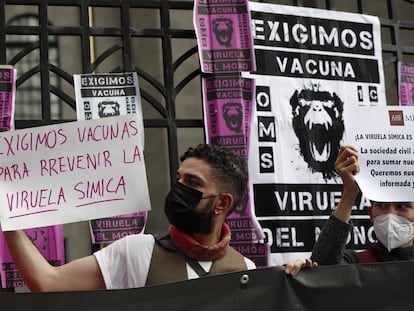 Un grupo de personas se manifiesta para exigir vacunas contra la viruela símica afuera de la secretaría de Salud, el 26 de julio de 2022, en Ciudad de México (México).