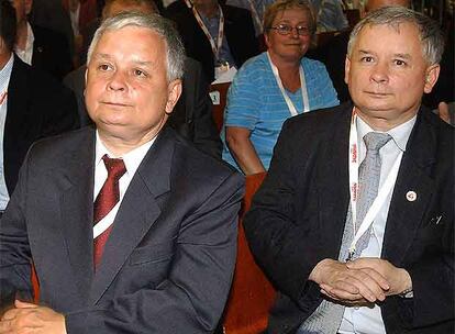 Lech Kaczynski (izquierda) y su hermano gemelo Jaroslaw, durante un congreso de Solidaridad en Gdansk, en 2005.