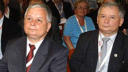 Lech Kaczynski (izquierda) y su hermano gemelo Jaroslaw, durante un congreso de Solidaridad en Gdansk, en 2005.