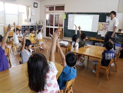 Un grupo de niños reciben un curso de tecnología en una escuela de Tokio.