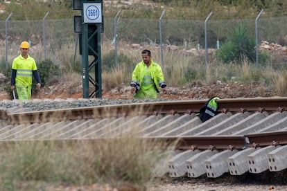 Operarios trabajan en las vías de AVE a su paso por Chiva, Valencia, este jueves.