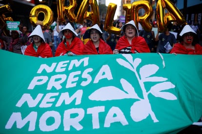 Mujeres sostienen una pancarta en la que se lee 'ni encarceladas ni muertas' durante una protesta en Sao Paulo, el 15 de junio.