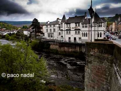 La primera rotonda, a la izquierda