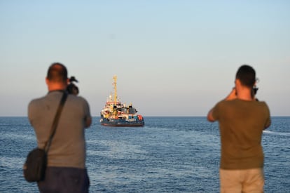 El barco de rescate 'Sea-Watch 3' parte del puerto de Lampedusa después de desembarcar a los migrantes.